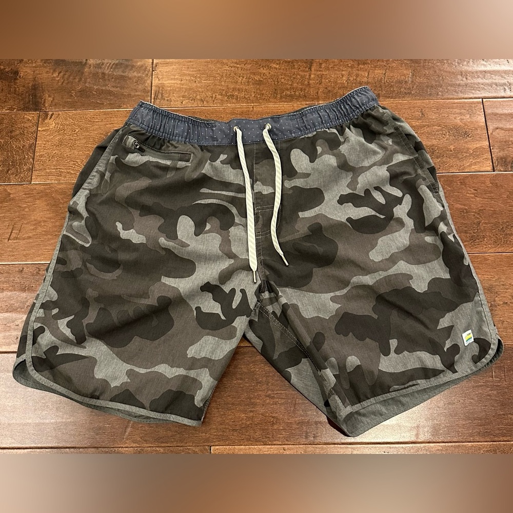 Vuori Banks Gray Camouflage Shorts - Men’s Large 7” inseam